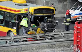 Pojazd rozerwał się na pół i spadł z wiaduktu. Warszawa Wypadek Autobusu Z 40 Pasazerami