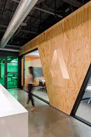 A Peek Inside Autodesk S New Denver Office Autodesks Denver Office Officeinteriorcorporativeglasspartition Pee In 2020 Buroraume Cafe Einrichtungen Kreativ Raum