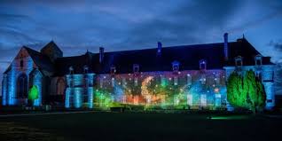 Le voyageur enthousiaste, dont on nous communique ce morceau de fantaisie à la manière de callot, extrait de son journal, met évidemment si peu de différence entre sa vie intellectuelle et sa vie positive, qu'on peut à peine distinguer la limite qui les sépare. Reveillon De La St Sylvestre 2020 2021 Camping Car Club De L Ouest