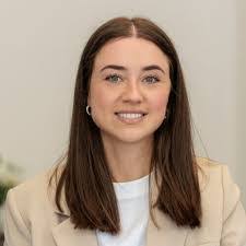 Amanda Gow's Instagram, Twitter & Facebook