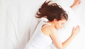 أوضاع النوم تؤثر في الأحلام والأمراض التي تصيبك