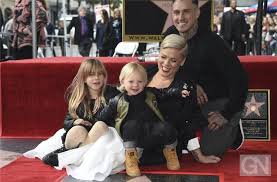 She is known for some of her song like walk me home and just give me a reason. Pink Spendiert Kleinem Sohn Superhelden Geburtstag