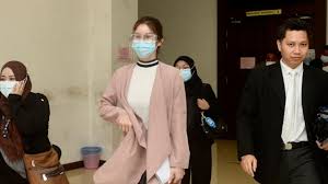 Walaupun saman telah diserahkan kepada nelydia senrose pada 11 april lalu, namun nelydia tidak mengendahkannya dan gagal hadir ke mahkamah pada tarikh yang telah ditetapkan.j. Mahkamah Keluar Waran Tangkap Terhadap Sajat Metrotv