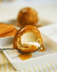 Frittierte Eis Ballchen Mit Karamellsauce Frittiertes Eis Ausgebackenes Kalte Desserts