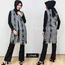 Gambar diatas merupakan baju yang terbuat dari kain tenun troso jepara jenis blanket, dimana kain ini mempunyai ciri khas agak tebal namun tidak kaku, biasanya mempunyai rumbai di sisi kanan dan kirinya, berukuran panjang 240 cm dan lebar 120 cm, berbahan benang katun. Jual Baju Tenun Jepara Motif Sumba Terbaru Lazada Co Id