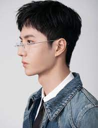 v for victory 王一博兑现和医护粉丝的约定 王一博如约 来自星娱酱 微博 最潮fashionable c 王曰王曰 王一博酷盖通透谈加班发朋友圈 幼稚没必要 王一博 天天向上 新浪娱乐 新浪网 korean short hair hair styles mens