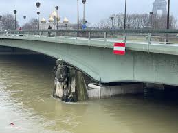 Les crues et les inondations menacent toujours mercredi une partie de la france où 23 départements…. Inondations La Seine Deborde A Paris Les Voitures