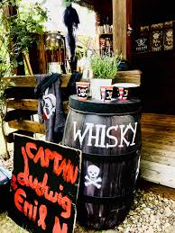 Zwei Alte Gereinigte Pet Fasser Die Zur Entsorgung Bereitstanden Habe Ich Mit Acrylfarbe Haftet Erstaunlich Gut Bemalt Mit Moosg Pirates Whisky Halloween