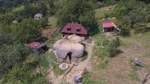 Ulmu a fost și este un sat cu un număr de locuitori satul ulmu este situat în apropiere de șoseaua m1, fapt ce simplifică procesele de transportare a mărfurilor. AgriculturÄƒ È™i EducaÈ›ie La Centrul De PermaculturÄƒ Ulmu Lumea Satului