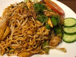Maggi goreng (fried maggi (noodles); Maggi Goreng Atau Maggi Sup Mana Satu Pilihan Korang Suria Amanda