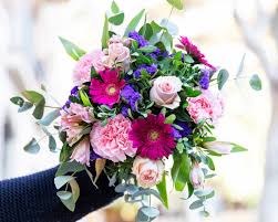 So che non si dovrebbe chiamare così un gruppo di fiori, magari mazzetto, ma questa pianta di margherita che ho incontrato non ricordo più. Fiori Per Congratulazioni Quali Scegliere In Ogni Occasione Colvin
