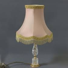 Le motif en zigzag donne du rythme dans votre déco tout en apportant une touche très tendance. Lampe De Chevet Avec Un Abat Jour Rose De Cristal D Albret France 1960s En Vente Sur Pamono