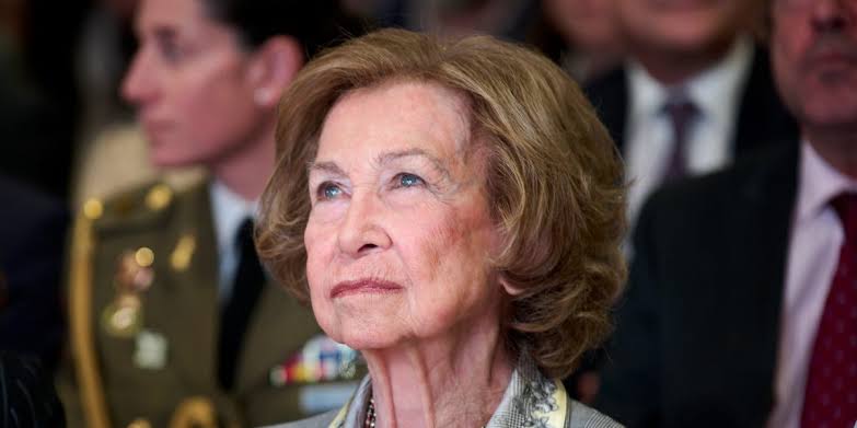 La reina SofíaLa reina Sofía, devastada por la ola de incendios, dona  50.000 euros para la recuperación mediambiental