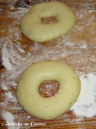 I dolci di carnevale sono per eccellenza fritti e queste ciambelle di patate non fanno certo eccezione. Ciambelle Di Patate Sofficissime Ricetta Di Carnevale 2 Amiche In Cucina