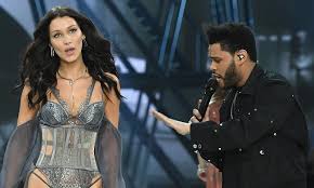 The weeknd y bella hadid llevan desde abril del 2015 saliendo, terminando y saliendo mientras que su amorío con selena gomez solo duro de enero según lo había reportado tmz, the weeknd llegó al antro 'catch one nightclub' en agosto del 2019 cuando momentos después se vio a bella hadid. Bella Hadid Molesta Por El Romance Entre Selena Gomez Y The Weeknd