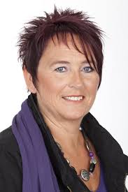 And it can hide your forehead wrinkles. Older Women With Jowls Short Vtwctr