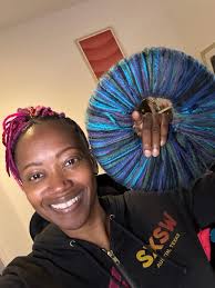 I'll never get over this donut hairstyle!! One of my all-time favorites for  sure!! Haha! Who's hungry? 🍩 These Nray locs were created by Debra  Hare-Bey and the donut style was created