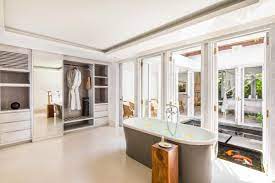 Spacious bathrooms with freestanding bathtubs and separate showers look out across an intimate fish pond or traditional water. Como Uma Ubud Luxusresort Auf Bali Tango Das Magazin