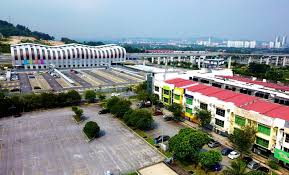 Stesen lrt putra heights adalah stesen lrt bagi laluan kelana jaya dan laluan sri petaling yang terletak di putra heights, selangor, malaysia.nama stesen ini diambil sempena pekan berdekatan, pekan putra heights.stesen ini merupakan stesen pertukaran bagi dua laluan lrt rapidkl, iaitu laluan sri petaling dengan laluan kelana jaya. Putra Heights Lrt Station Klia2 Info