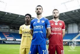 Środa była ostatnim dniem pobytu drużyna piasta na zgrupowaniu w arłamowie. Koszulki Piasta Na Sezon 2018 19 Newsy Piast Gliwice S A Oficjalna Strona Mistrza Polski 2018 19