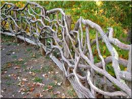 Unique Wood Fence Made Of Branches Garteneinfassung Bretter Robinie Fahrradstander Mobel Robinienpfahle Geschliffe Small Garden Fence Wood Fence Rustic Fence