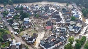 Heftige unwetter in deutschland haben für überschwemmungen der straßen und wohnungen geführt. 7i2 18yvlmiknm