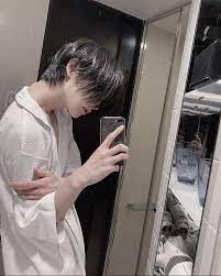 𝘜𝘭𝘻𝘻𝘢𝘯𝘨 mirror selfie poses ulzzang boy cute boys images