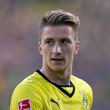 Potongan rambut pria sesuai bentuk wajah beranekaragam dan anda bisa menyesuaikannya setelah anda mengetahui apa bentuk wajah anda. 10 Inspirasi Gaya Rambut Pria Atlit Bola Dunia Gotomalls