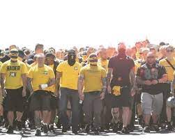 In truth, after 4 minutes , he and his crew lost the fight, but he fought bravely. Keep Up On Twitter Brondby If Ultras Pyro Hooligans Acab Ultrastyle Riots Ultrasdistrict Ultra Hooltras Fans Support Footballfans Ultraslife Footballhooligans Barrasbravas Footballultras Football Futboll Nopyronoparty Https T