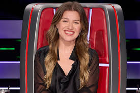 Kelly Clarkson breaks into tears during 'The Voice' all-star round