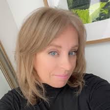 Has anyone got any recommendations for any carpenters that could make a  desk to fit in our bay window in our office. Thanks. ☺️