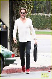 Chris Pine Flips Off The Paparazzi After His Newsstand Stop Chris Pine Flips Off The Paparazzi After His Newsstand Sto Chris Pine Chris Pine Hair Grey Beards