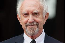 Diplômé de la royal academy of dramatic art, il est actif au théâtre et au cinéma. Jonathan Pryce Imdb