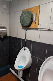 Bar faz adaptação inusitada em banheiros para ajudar quem bebeu demais