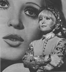 Yazar asıl yükselişini romanla yaptı ve romanda karar kıldı. Gonul Yazar Bir Gazino Afisinin Onunde Yazar Nostalgia Sanat Muzigi