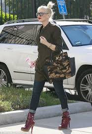 Pregnant Gwen Stefani Dons Quirky Animal Print Shades But Keeps Her Growing Belly Under Wraps Daily Mail Online