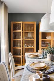 Un armario es un mueble alto, con puertas de madera.detrás de las puertas hay estantes o cajones donde guardar artículos. 60 Vitrinas Para Guardar Y Decorar El Salon La Cocina El Office