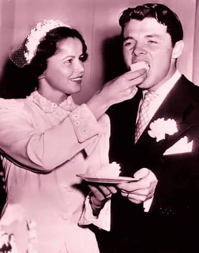 ♡ 𝓐𝓾𝓭𝓲𝓮 & 𝓟𝓪𝓶𝓮𝓵𝓪 ♡ •Audie Murphy and his second wife, Pamela  Archer, are photographed on their wedding day in Texas, 1951. 🤍 In 1950,  Murphy was already a decorated war hero