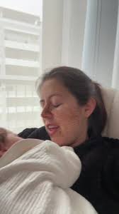 Delirando después de haber dormido dos horas #mamá #primeriza #bebe  #mesymedio #dormida