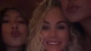 Laeticia Hallyday choyée par Jade et Joy : décolleté et sequins pour un  réveillon paradisiaque en Thaïlande : Le diaporama