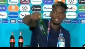 But the star midfielder, who follows islam, didn't seem pleased with the bottle placed in front of him. Nach Ronaldo Ist Paul Pogba An Der Reihe Wahrend Einer Pressekonferenz Eine Flasche Alkoholisches Getrank Heineken Loszuwerden Nach Welt