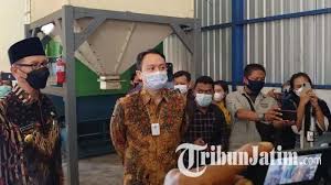 Masalah lipas, semut, serangga atau bau dalam kereta. Https Jatim Tribunnews Com 2021 07 18 Pemkab Jember Tni Dan Polri Gelontorkan Bantuan Kepada Warga Terdampak Ppkm Darurat Https Cdn 2 Tstatic Net Jatim Foto Bank Images Bupati Jember Hendy Siswanto Memberikan Bantuan Kepada Pkl Di Seputaran