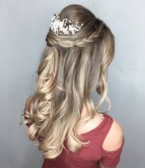 Here are our favorite bridesmaid hairstyles and hair ideas for the upcoming wedding season this year to ensure that it's one thing you won't have to worry about. 8 Bridesmaid Hairstyles You Ll Actually Wanna Rock The Fix