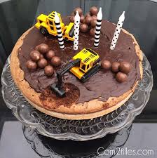 Un Gateau D Anniversaire Sur Le Theme Du Chantier Gateau Anniversaire Gateau Anniversaire 3 Ans Gateau