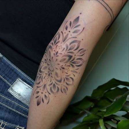 Dotwork Mandala for my girl @anja_sturm_belsky done today at @zum__klabautermann 💖 thaaaaanks so much for the nice session! Believe it or not, got the Stencil down on the first try 😫🤞 #Tattoos #