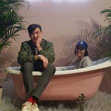 Финансовые трудности вынуждают овдовевшего короля взять в жены гаятри, дочь самого богатого ростовщика. Semya Nurlana Saburova Zhena Diana I Deti Komika Doch Madina I Syn Tagir