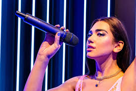 Artista independiente promocionando su música en plataformas digitales