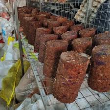 Vecinos y vecinas hoy queremos contarles sobre las BRIQUETAS. Las briquetas  son varios elementos compactados como cartón, papel, aserrín, hojas y agua.  Sirven para calefaccionar y brindan mucho aporte calórico; ideales para