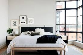 Black And White Bedroom With Wood Furniture Black Windows White Walls And Open Space Modern Residence In Manhattan Foto Idei Dizajn Modern Bedroom Decor Home Decor Bedroom Contemporary Bedroom