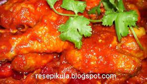 1/2 ekor ayam atau 5 ketul peha ayam (terpulang) garam dan kunyit 1/2 ulas bawang besar (dihiris bulat) 10 ulas bawang merah (dikisar) 2 ulas bawang putih (dikisar) 1 inci halia (dikisar). Resepi Ayam Masak Sambal Mudah